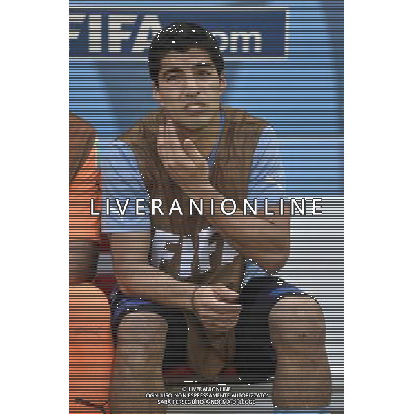 (140614) -- FORTALEZA, June 14, 2014 () -- Uruguay\'s Luis Suarez watches the game on the bench during a Group D match between Uruguay and Costa Rica of 2014 FIFA World Cup at the Estadio Castelao Stadium in Fortaleza, Brazil, June 14, 2014. (/Lui Siu Wai)(pcy) ©PHOTOSHOT/Agenzia Aldo Liverani sas - ITALY ONLY - EDITORIAL USE ONLY - Uruguay vs Costa Rica partita del Gruppo D della Coppa del mondo FIFA 2014 Castelao stadio Estadio a Fortaleza, in Brasile, 14 Giugno 2014