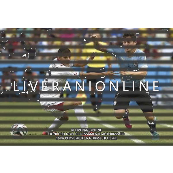 (140614) -- FORTALEZA, June 14, 2014 () -- Uruguay\'s Cristian Rodriguez (R) breaks through the defense of Costa Rica\'s Christian Gamboa during a Group D match between Uruguay and Costa Rica of 2014 FIFA World Cup at the Estadio Castelao Stadium in Fortaleza, Brazil, June 14, 2014. (/Lui Siu Wai)(pcy) ©PHOTOSHOT/Agenzia Aldo Liverani sas - ITALY ONLY - EDITORIAL USE ONLY - Uruguay vs Costa Rica partita del Gruppo D della Coppa del mondo FIFA 2014 Castelao stadio Estadio a Fortaleza, in Brasile, 14 Giugno 2014