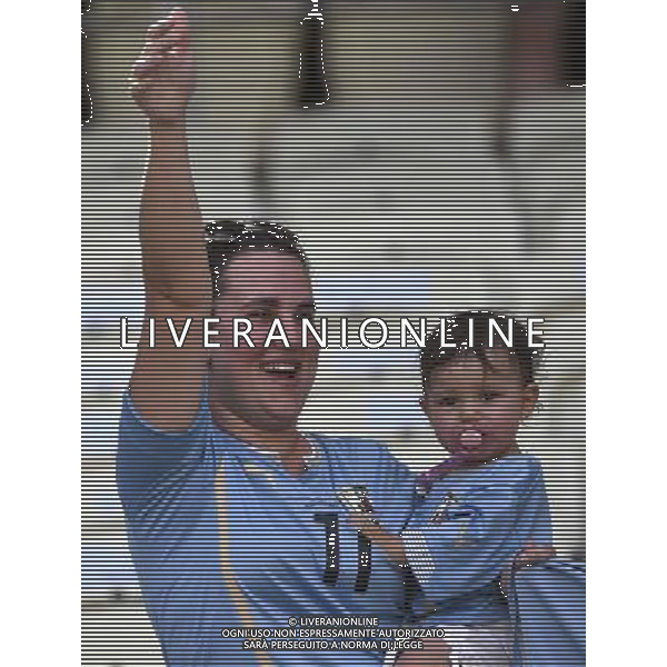 (140614) -- FORTALEZA, June 14, 2014 () -- An Uruguay\'s woman cheers up with her baby before a Group D match between Uruguay and Costa Rica of 2014 FIFA World Cup at the Estadio Castelao Stadium in Fortaleza, Brazil, June 14, 2014. (/Lui Siu Wai)(pcy) ©PHOTOSHOT/Agenzia Aldo Liverani sas - ITALY ONLY - EDITORIAL USE ONLY - Uruguay vs Costa Rica partita del Gruppo D della Coppa del mondo FIFA 2014 Castelao stadio Estadio a Fortaleza, in Brasile, 14 Giugno 2014