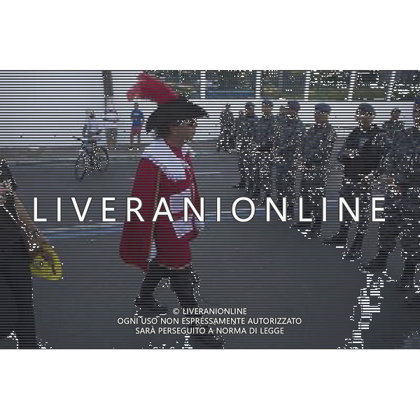 (140614) -- MANAUS, June 14, 2014 () -- A fan of England passes by Brazilian policemen in a street near the Amadeu Texeira Arena in Manaus, Brazil, on June 14, 2014. (/Guillermo Arias) ©PHOTOSHOT/Agenzia Aldo Liverani sas - ITALY ONLY - EDITORIAL USE ONLY - Italia - Inghilterra partita del Gruppo D coppa del mondo 2014 FIFA World Cup Stadio all\'Arena Amazzonia a Manaus, Brasile, 14 giugno 2014