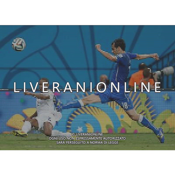 (140614) -- MANAUS, June 14, 2014 () -- England\'s Glen Johnson passes the ball under the defense of Italy\'s Marco Parolo during a Group D match between England and Italy of 2014 FIFA World Cup in the Arena Amazonia Stadium in Manaus, Brazil, June 14, 2014. Italy won 2-1 over England on Saturday.(/Wang Lili)(rh) ©PHOTOSHOT/Agenzia Aldo Liverani sas - ITALY ONLY - EDITORIAL USE ONLY - Italia - Inghilterra partita del Gruppo D coppa del mondo 2014 FIFA World Cup Stadio all\'Arena Amazzonia a Manaus, Brasile, 14 giugno 2014