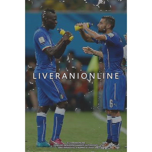 (140614) -- MANAUS, June 14, 2014 () -- Italy\'s Mario Balotelli (L) and Antonio Candreva drink water during a Group D match between England and Italy of 2014 FIFA World Cup in the Arena Amazonia Stadium in Manaus, Brazil, June 14, 2014. (/Wang Lili)(rh) ©PHOTOSHOT/Agenzia Aldo Liverani sas - ITALY ONLY - EDITORIAL USE ONLY - Italia - Inghilterra partita del Gruppo D coppa del mondo 2014 FIFA World Cup Stadio all\'Arena Amazzonia a Manaus, Brasile, 14 giugno 2014