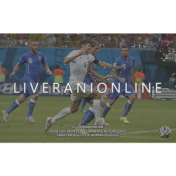 (140614) -- MANAUS, June 14, 2014 () -- England\'s Steven Gerrard vies for the ball during a Group D match between England and Italy of 2014 FIFA World Cup in the Arena Amazonia Stadium in Manaus, Brazil, June 14, 2014. (/Zhou Lei)(rh) ©PHOTOSHOT/Agenzia Aldo Liverani sas - ITALY ONLY - EDITORIAL USE ONLY - Italia - Inghilterra partita del Gruppo D coppa del mondo 2014 FIFA World Cup Stadio all\'Arena Amazzonia a Manaus, Brasile, 14 giugno 2014