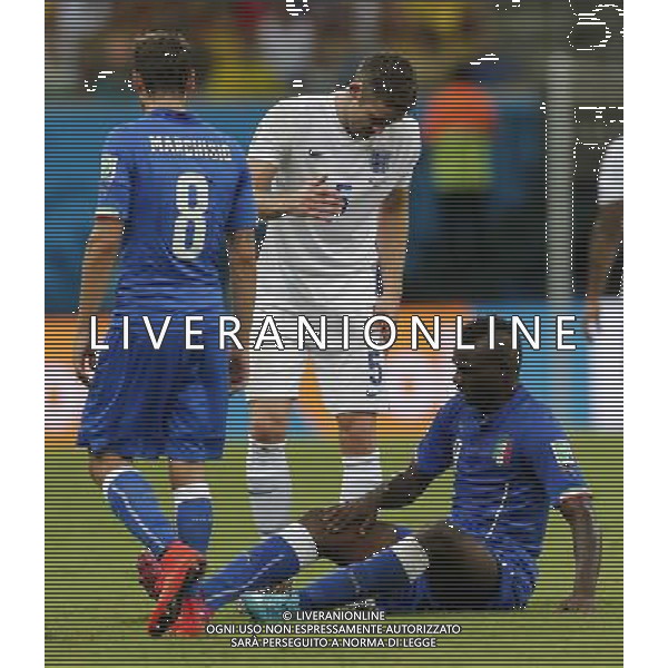 (140614) -- MANAUS, June 14, 2014 () -- England\'s Gary Cahill gives a hand to Italy\'s Mario Balotelli during a Group D match between England and Italy of 2014 FIFA World Cup in the Arena Amazonia Stadium in Manaus, Brazil, June 14, 2014. Italy won 2-1 over England. (/Zhou Lei)(rh) ©PHOTOSHOT/Agenzia Aldo Liverani sas - ITALY ONLY - EDITORIAL USE ONLY - Italia - Inghilterra partita del Gruppo D coppa del mondo 2014 FIFA World Cup Stadio all\'Arena Amazzonia a Manaus, Brasile, 14 giugno 2014