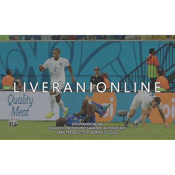 (140614) -- MANAUS, June 14, 2014 () -- Italy\'s Mario Balotelli (C) falls down during a Group D match between England and Italy of 2014 FIFA World Cup at the Arena Amazonia Stadium in Manaus, Brazil, June 14, 2014. Italy won 2-1 over England on Saturday. (/Xu Zijian)(pcy) ©PHOTOSHOT/Agenzia Aldo Liverani sas - ITALY ONLY - EDITORIAL USE ONLY - Italia - Inghilterra partita del Gruppo D coppa del mondo 2014 FIFA World Cup Stadio all\'Arena Amazzonia a Manaus, Brasile, 14 giugno 2014