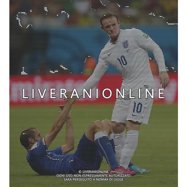 (140614) -- MANAUS, June 14, 2014 () -- England\'s Wayne Rooney gives Italy\'s Giorgio Chiellini a hand during a Group D match between England and Italy of 2014 FIFA World Cup in the Arena Amazonia Stadium in Manaus, Brazil, June 14, 2014. (/Zhou Lei)(rh) ©PHOTOSHOT/Agenzia Aldo Liverani sas - ITALY ONLY - EDITORIAL USE ONLY - Italia - Inghilterra partita del Gruppo D coppa del mondo 2014 FIFA World Cup Stadio all\'Arena Amazzonia a Manaus, Brasile, 14 giugno 2014