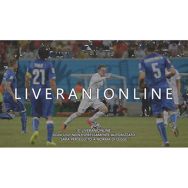 (140614) -- MANAUS, June 14, 2014 () -- England\'s Wayne Rooney (C) controls the ball during a Group D match between England and Italy of 2014 FIFA World Cup in the Arena Amazonia Stadium in Manaus, Brazil, June 14, 2014. (/Zhou Lei)(rh) ©PHOTOSHOT/Agenzia Aldo Liverani sas - ITALY ONLY - EDITORIAL USE ONLY - Italia - Inghilterra partita del Gruppo D coppa del mondo 2014 FIFA World Cup Stadio all\'Arena Amazzonia a Manaus, Brasile, 14 giugno 2014