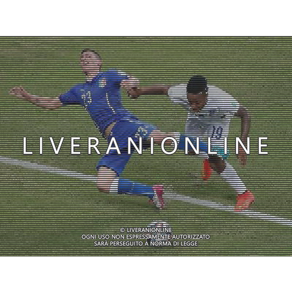 (140614) -- MANAUS, June 14, 2014 () -- Italy\'s Marco Verratti (L) falls down in a competition with England\'s Raheem Sterling during a Group D match between England and Italy of 2014 FIFA World Cup at the Arena Amazonia Stadium in Manaus, Brazil, June 14, 2014. (/Liao Yujie)(pcy) ©PHOTOSHOT/Agenzia Aldo Liverani sas - ITALY ONLY - EDITORIAL USE ONLY - Italia - Inghilterra partita del Gruppo D coppa del mondo 2014 FIFA World Cup Stadio all\'Arena Amazzonia a Manaus, Brasile, 14 giugno 2014