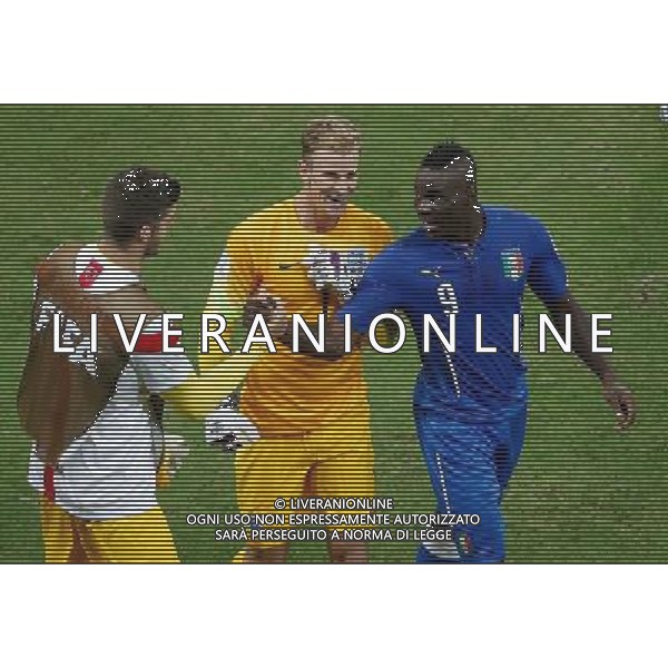 (140614) -- MANAUS, June 14, 2014 () -- Italy\'s Mario Balotelli (R) leaves the field as the first half ends during a Group D match between England and Italy of 2014 FIFA World Cup at the Arena Amazonia Stadium in Manaus, Brazil, June 14, 2014. (/Liao Yujie)(pcy) ©PHOTOSHOT/Agenzia Aldo Liverani sas - ITALY ONLY - EDITORIAL USE ONLY - Italia - Inghilterra partita del Gruppo D coppa del mondo 2014 FIFA World Cup Stadio all\'Arena Amazzonia a Manaus, Brasile, 14 giugno 2014