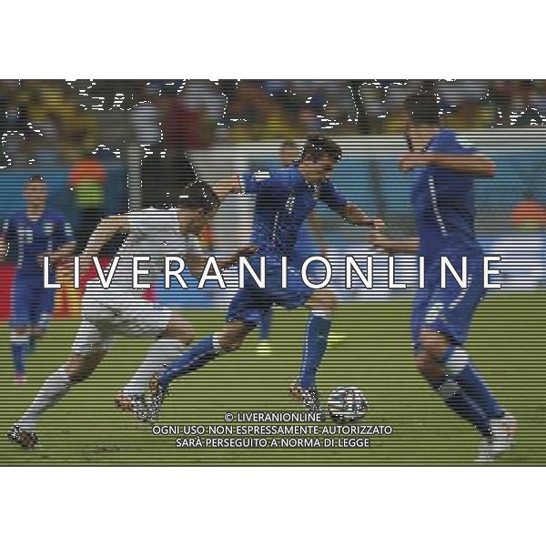 (140614) -- MANAUS, June 14, 2014 () -- Italy\'s Matteo Darmian controls the ball during a Group D match between England and Italy of 2014 FIFA World Cup in the Arena Amazonia Stadium in Manaus, Brazil, June 14, 2014. (/Zhou Lei)(rh) ©PHOTOSHOT/Agenzia Aldo Liverani sas - ITALY ONLY - EDITORIAL USE ONLY - Italia - Inghilterra partita del Gruppo D coppa del mondo 2014 FIFA World Cup Stadio all\'Arena Amazzonia a Manaus, Brasile, 14 giugno 2014