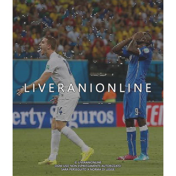 (140614) -- MANAUS, June 14, 2014 () -- England\'s Jordan Henderson and Italy\'s Mario Balotelli react during a Group D match between England and Italy of 2014 FIFA World Cup in the Arena Amazonia Stadium in Manaus, Brazil, June 14, 2014. (/Wang Lili)(rh) ©PHOTOSHOT/Agenzia Aldo Liverani sas - ITALY ONLY - EDITORIAL USE ONLY - Italia - Inghilterra partita del Gruppo D coppa del mondo 2014 FIFA World Cup Stadio all\'Arena Amazzonia a Manaus, Brasile, 14 giugno 2014