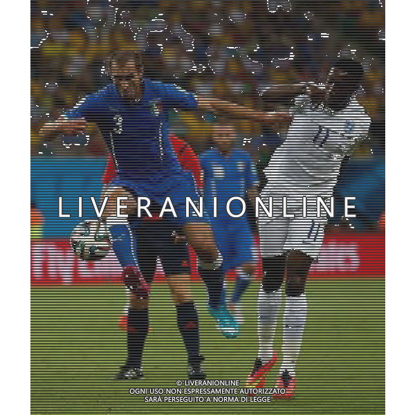 (140614) -- MANAUS, June 14, 2014 () -- England\'s Danny Welbeck vies with Italy\'s Giorgio Chiellini during a Group D match between England and Italy of 2014 FIFA World Cup in the Arena Amazonia Stadium in Manaus, Brazil, June 14, 2014. (/Wang Lili)(rh) ©PHOTOSHOT/Agenzia Aldo Liverani sas - ITALY ONLY - EDITORIAL USE ONLY - Italia - Inghilterra partita del Gruppo D coppa del mondo 2014 FIFA World Cup Stadio all\'Arena Amazzonia a Manaus, Brasile, 14 giugno 2014