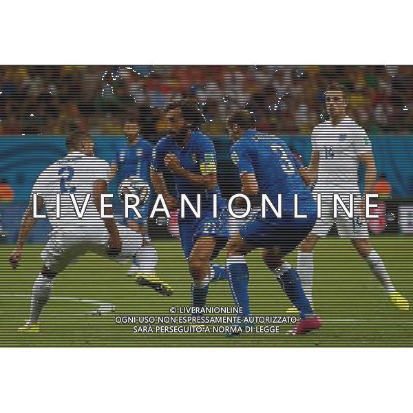 (140614) -- MANAUS, June 14, 2014 () -- England\'s Glen Johnson (1st L) vies with Italy\'s Andrea Pirlo (2nd L) during a Group D match between England and Italy of 2014 FIFA World Cup in the Arena Amazonia Stadium in Manaus, Brazil, June 14, 2014. (/Wang Lili)(rh) ©PHOTOSHOT/Agenzia Aldo Liverani sas - ITALY ONLY - EDITORIAL USE ONLY - Italia - Inghilterra partita del Gruppo D coppa del mondo 2014 FIFA World Cup Stadio all\'Arena Amazzonia a Manaus, Brasile, 14 giugno 2014