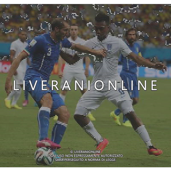 (140614) -- MANAUS, June 14, 2014 () -- Italy\'s Giorgio Chiellini (L) controls the ball under the defense of England\'s Daniel Sturridge during a Group D match between England and Italy of 2014 FIFA World Cup at the Arena Amazonia Stadium in Manaus, Brazil, June 14, 2014. (/Xu Zijian)(pcy) ©PHOTOSHOT/Agenzia Aldo Liverani sas - ITALY ONLY - EDITORIAL USE ONLY - Italia - Inghilterra partita del Gruppo D coppa del mondo 2014 FIFA World Cup Stadio all\'Arena Amazzonia a Manaus, Brasile, 14 giugno 2014