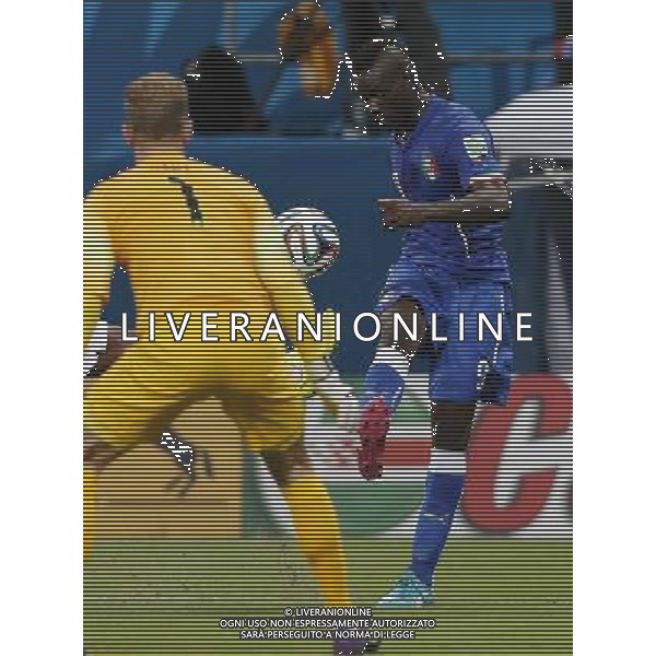 (140614) -- MANAUS, June 14, 2014 () -- Italy\'s Mario Balotelli (R) shoots the ball during a Group D match between England and Italy of 2014 FIFA World Cup in the Arena Amazonia Stadium in Manaus, Brazil, June 14, 2014. (/Zhou Lei)(rh) ©PHOTOSHOT/Agenzia Aldo Liverani sas - ITALY ONLY - EDITORIAL USE ONLY - Italia - Inghilterra partita del Gruppo D coppa del mondo 2014 FIFA World Cup Stadio all\'Arena Amazzonia a Manaus, Brasile, 14 giugno 2014