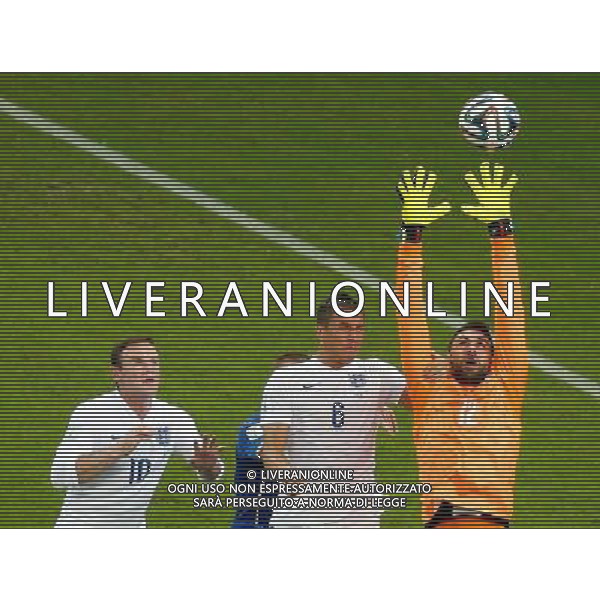 (140614) -- MANAUS, June 14, 2014 () -- Italy\'s goalkeeper Salvatore Sirigu (R) attempts to pluck the ball during a Group D match between England and Italy of 2014 FIFA World Cup at the Arena Amazonia Stadium in Manaus, Brazil, June 14, 2014. (/Liao Yujie)(pcy) ©PHOTOSHOT/Agenzia Aldo Liverani sas - ITALY ONLY - EDITORIAL USE ONLY - Italia - Inghilterra partita del Gruppo D coppa del mondo 2014 FIFA World Cup Stadio all\'Arena Amazzonia a Manaus, Brasile, 14 giugno 2014
