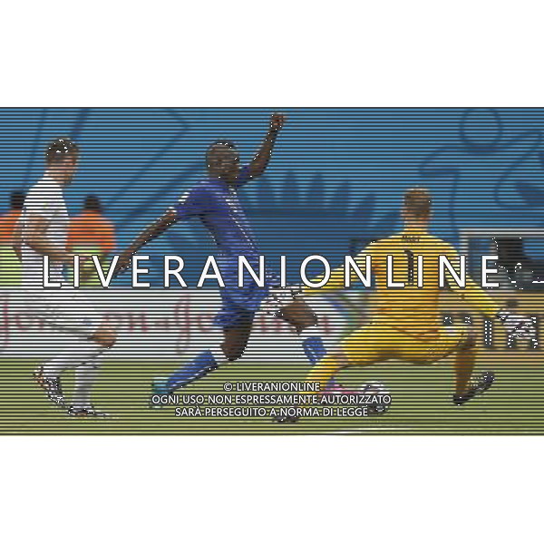 (140614) -- MANAUS, June 14, 2014 () -- Italy\'s Mario Balotelli (C) controls the ball during a Group D match between England and Italy of 2014 FIFA World Cup in the Arena Amazonia Stadium in Manaus, Brazil, June 14, 2014. (/Zhou Lei)(rh) ©PHOTOSHOT/Agenzia Aldo Liverani sas - ITALY ONLY - EDITORIAL USE ONLY - Italia - Inghilterra partita del Gruppo D coppa del mondo 2014 FIFA World Cup Stadio all\'Arena Amazzonia a Manaus, Brasile, 14 giugno 2014