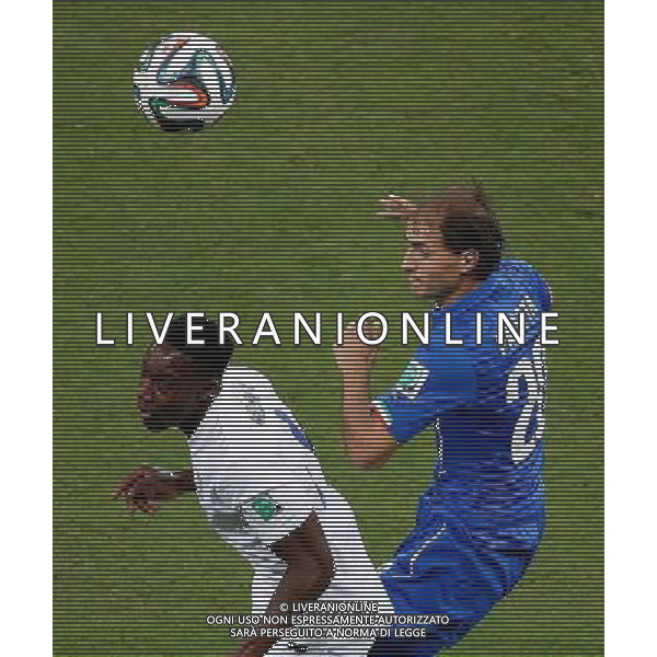 (140614) -- MANAUS, June 14, 2014 () -- Italy\'s Gabriel Paletta (R) vies with England\'s Danny Welbeck for a headball during a Group D match between England and Italy of 2014 FIFA World Cup at the Arena Amazonia Stadium in Manaus, Brazil, June 14, 2014. (/Liao Yujie)(pcy) ©PHOTOSHOT/Agenzia Aldo Liverani sas - ITALY ONLY - EDITORIAL USE ONLY - Italia - Inghilterra partita del Gruppo D coppa del mondo 2014 FIFA World Cup Stadio all\'Arena Amazzonia a Manaus, Brasile, 14 giugno 2014