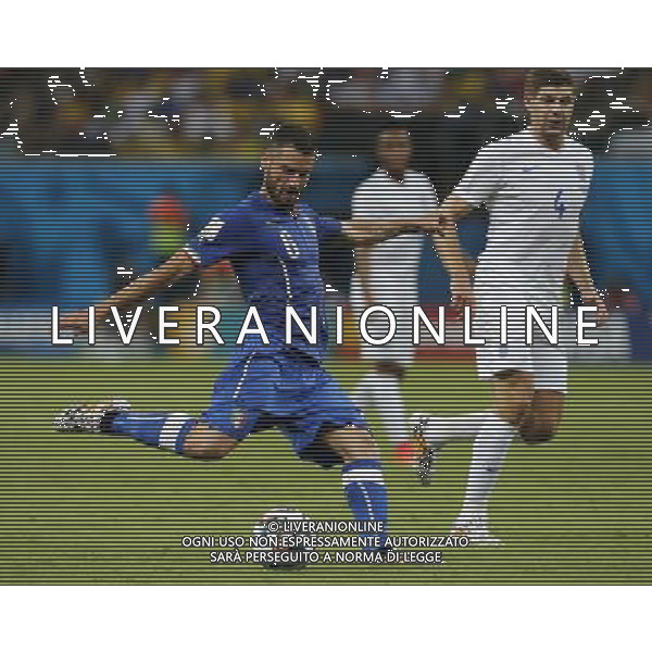 (140614) -- MANAUS, June 14, 2014 () -- Italy\'s Antonio Candreva shoots the ball during a Group D match between England and Italy of 2014 FIFA World Cup in the Arena Amazonia Stadium in Manaus, Brazil, June 14, 2014. (/Zhou Lei)(rh) ©PHOTOSHOT/Agenzia Aldo Liverani sas - ITALY ONLY - EDITORIAL USE ONLY - Italia - Inghilterra partita del Gruppo D coppa del mondo 2014 FIFA World Cup Stadio all\'Arena Amazzonia a Manaus, Brasile, 14 giugno 2014