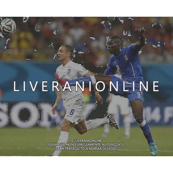 (140614) -- MANAUS, June 14, 2014 () -- England\'s Phil Jagielka vies with Italy\'s Mario Balotelli during a Group D match between England and Italy of 2014 FIFA World Cup in the Arena Amazonia Stadium in Manaus, Brazil, June 14, 2014. (/Wang Lili)(rh) ©PHOTOSHOT/Agenzia Aldo Liverani sas - ITALY ONLY - EDITORIAL USE ONLY - Italia - Inghilterra partita del Gruppo D coppa del mondo 2014 FIFA World Cup Stadio all\'Arena Amazzonia a Manaus, Brasile, 14 giugno 2014