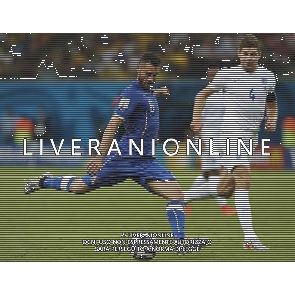 (140614) -- MANAUS, June 14, 2014 () -- Italy\'s Antonio Candreva shoots the ball during a Group D match between England and Italy of 2014 FIFA World Cup in the Arena Amazonia Stadium in Manaus, Brazil, June 14, 2014. (/Zhou Lei)(rh) ©PHOTOSHOT/Agenzia Aldo Liverani sas - ITALY ONLY - EDITORIAL USE ONLY - Italia - Inghilterra partita del Gruppo D coppa del mondo 2014 FIFA World Cup Stadio all\'Arena Amazzonia a Manaus, Brasile, 14 giugno 2014