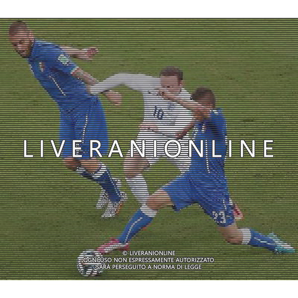 (140614) -- MANAUS, June 14, 2014 () -- England\'s Wayne Rooney (C) strives for the ball controlled by Italy\'s Marco Verratti (R) during a Group D match between England and Italy of 2014 FIFA World Cup at the Arena Amazonia Stadium in Manaus, Brazil, June 14, 2014. (/Liao Yujie)(pcy) ©PHOTOSHOT/Agenzia Aldo Liverani sas - ITALY ONLY - EDITORIAL USE ONLY - Italia - Inghilterra partita del Gruppo D coppa del mondo 2014 FIFA World Cup Stadio all\'Arena Amazzonia a Manaus, Brasile, 14 giugno 2014