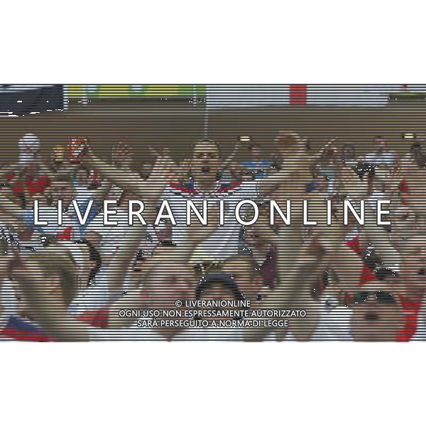 (140614) -- MANAUS, June 14, 2014 () -- England\'s fans cheer before a Group D match between England and Italy of 2014 FIFA World Cup at the Arena Amazonia Stadium in Manaus, Brazil, June 14, 2014. (/Zhou Lei)(rh) ©PHOTOSHOT/Agenzia Aldo Liverani sas - ITALY ONLY - EDITORIAL USE ONLY - Italia - Inghilterra partita del Gruppo D coppa del mondo 2014 FIFA World Cup Stadio all\'Arena Amazzonia a Manaus, Brasile, 14 giugno 2014