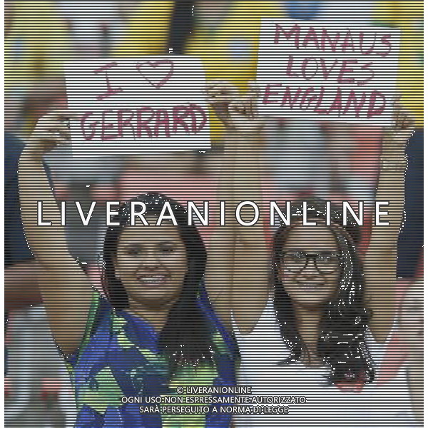 (140614) -- MANAUS, June 14, 2014 () -- England\'s fans pose before a Group D match between England and Italy of 2014 FIFA World Cup at the Arena Amazonia Stadium in Manaus, Brazil, June 14, 2014. (/Wang Lili)(rh) ©PHOTOSHOT/Agenzia Aldo Liverani sas - ITALY ONLY - EDITORIAL USE ONLY - Italia - Inghilterra partita del Gruppo D coppa del mondo 2014 FIFA World Cup Stadio all\'Arena Amazzonia a Manaus, Brasile, 14 giugno 2014