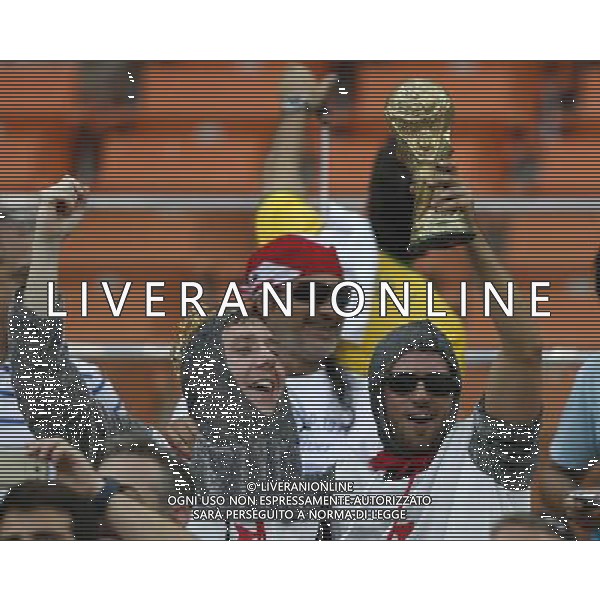 (140614) -- MANAUS, June 14, 2014 () -- England\'s fans cheer before a Group D match between England and Italy of 2014 FIFA World Cup at the Arena Amazonia Stadium in Manaus, Brazil, June 14, 2014. (/Wang Lili)(rh) ©PHOTOSHOT/Agenzia Aldo Liverani sas - ITALY ONLY - EDITORIAL USE ONLY - Italia - Inghilterra partita del Gruppo D coppa del mondo 2014 FIFA World Cup Stadio all\'Arena Amazzonia a Manaus, Brasile, 14 giugno 2014