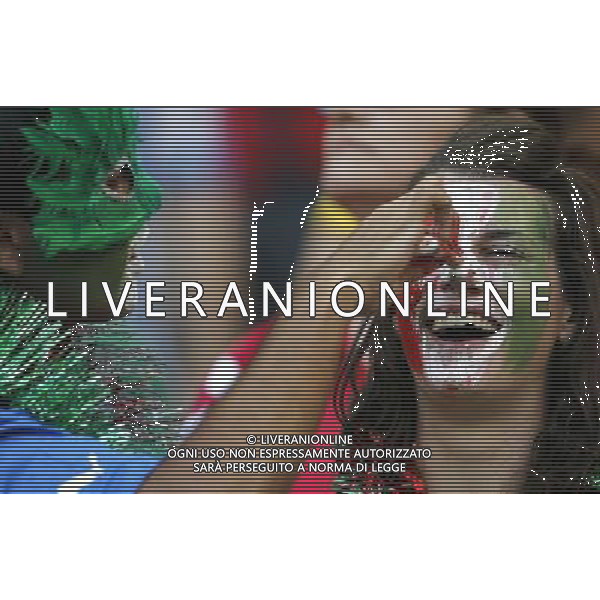 (140614) -- MANAUS, June 14, 2014 () -- An Italian football fan paints his peer\'s face before a Group D match between England and Italy of 2014 FIFA World Cup at the Arena Amazonia Stadium in Manaus, Brazil, June 14, 2014. (/Zhou Lei)(rh) ©PHOTOSHOT/Agenzia Aldo Liverani sas - ITALY ONLY - EDITORIAL USE ONLY - Italia - Inghilterra partita del Gruppo D coppa del mondo 2014 FIFA World Cup Stadio all\'Arena Amazzonia a Manaus, Brasile, 14 giugno 2014