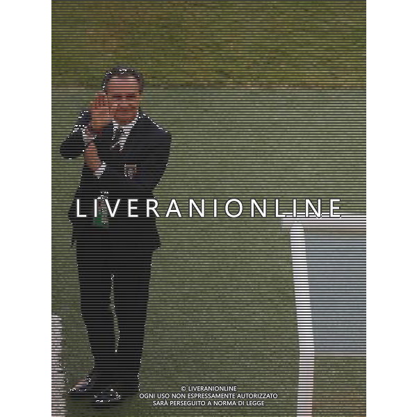 (140614) -- MANAUS, June 14, 2014 () -- Italy\'s coach Cesare Prandelli salutes to the audience before a Group D match between England and Italy of 2014 FIFA World Cup at the Arena Amazonia Stadium in Manaus, Brazil, June 14, 2014. (/Liao Yujie)(pcy) ©PHOTOSHOT/Agenzia Aldo Liverani sas - ITALY ONLY - EDITORIAL USE ONLY - Italia - Inghilterra partita del Gruppo D coppa del mondo 2014 FIFA World Cup Stadio all\'Arena Amazzonia a Manaus, Brasile, 14 giugno 2014