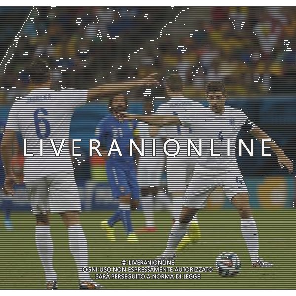 (140614) -- MANAUS, June 14, 2014 () -- England\'s Steven Gerrard controls the ball during a Group D match between England and Italy of 2014 FIFA World Cup in the Arena Amazonia Stadium in Manaus, Brazil, June 14, 2014. (/Zhou Lei)(rh) ©PHOTOSHOT/Agenzia Aldo Liverani sas - ITALY ONLY - EDITORIAL USE ONLY - Italia - Inghilterra partita del Gruppo D coppa del mondo 2014 FIFA World Cup Stadio all\'Arena Amazzonia a Manaus, Brasile, 14 giugno 2014