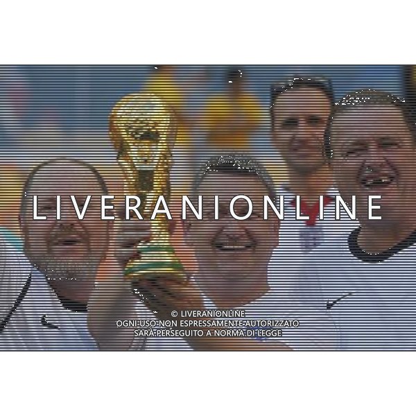 (140614) -- MANAUS, June 14, 2014 () -- England\'s fans pose before a Group D match between England and Italy of 2014 FIFA World Cup at the Arena Amazonia Stadium in Manaus, Brazil, June 14, 2014. (/Zhou Lei)(rh) ©PHOTOSHOT/Agenzia Aldo Liverani sas - ITALY ONLY - EDITORIAL USE ONLY - Italia - Inghilterra partita del Gruppo D coppa del mondo 2014 FIFA World Cup Stadio all\'Arena Amazzonia a Manaus, Brasile, 14 giugno 2014