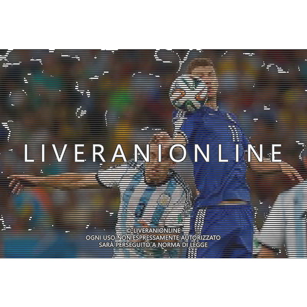 (140615) -- RIO DE JANEIRO, June 15, 2014 () -- Argentina\'s Hugo Campagnaro (L) vies with Bosnia and Herzegovina\'s Edin Dzeko for a header during a Group F match between Argentina and Bosnia and Herzegovina of 2014 FIFA World Cup at the Estadio de Maracana Stadium in Rio de Janeiro, Brazil, June 15, 2014. (/Wang Lili)(pcy) ©PHOTOSHOT/Agenzia Aldo Liverani sas - ITALY ONLY - EDITORIAL USE ONLY - Argentina Bosnia-Erzegovina partita del Gruppo F Coppa del mondo FIFA 2014 Stadio Maracana\' Estadio a Rio de Janeiro, in Brasile, 15 giugno 2014.
