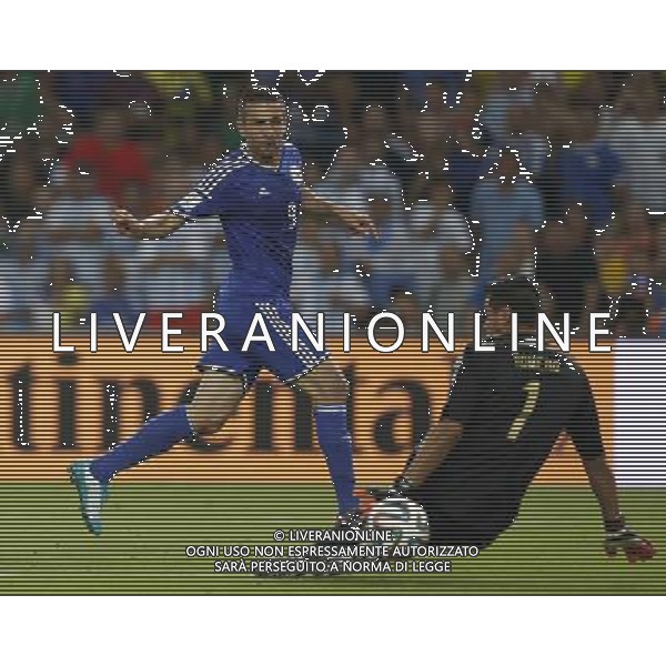 (140615) -- RIO DE JANEIRO, June 15, 2014 () -- Bosnia and Herzegovina\'s Vedad Ibisevic (L) scores a goal during a Group F match between Argentina and Bosnia and Herzegovina of 2014 FIFA World Cup at the Estadio de Maracana Stadium in Rio de Janeiro, Brazil, June 15, 2014. Argentina won 2-1 over Argentina and Bosnia on Sunday.(/Wang Lili)(pcy) ©PHOTOSHOT/Agenzia Aldo Liverani sas - ITALY ONLY - EDITORIAL USE ONLY - Argentina Bosnia-Erzegovina partita del Gruppo F Coppa del mondo FIFA 2014 Stadio Maracana\' Estadio a Rio de Janeiro, in Brasile, 15 giugno 2014.