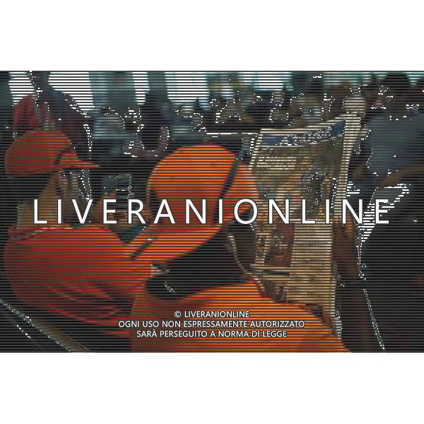 (140614) -- SALVADOR, June 14, 2014 () -- A dutch tourist reads a local newspaper at the Luis Eduardo Magalhaes International Airport, during the World Cup 2014, in Salvador, Brazil, on June 14, 2014. (/Jhon Paz) (rh) ©PHOTOSHOT/Agenzia Aldo Liverani sas - ITALY ONLY - EDITORIAL USE ONLY - Il Brasile ospita la coppa del mondo FIFA World Cup 2014