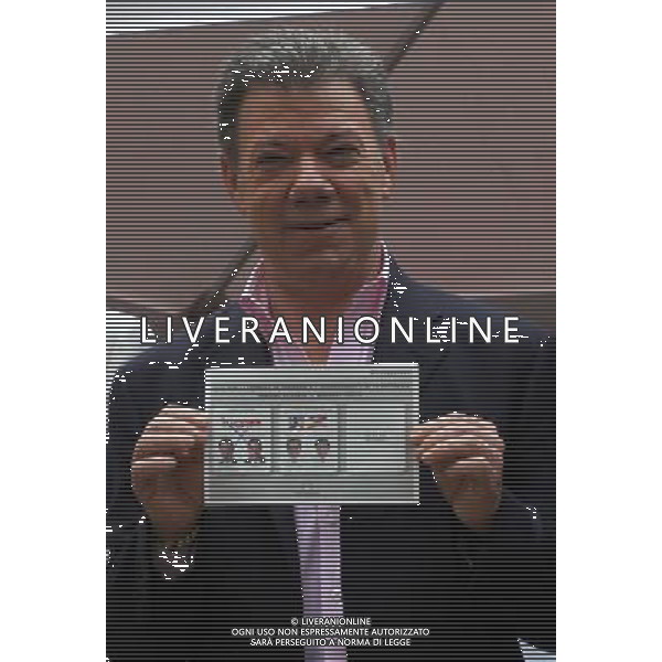 (140615) -- BOGOTA, June 15, 2014 () -- Colombian President and candidate Juan Manuel Santos shows his ballot as he casts his vote at the National Capitol in Bogota, Colombia, on June 15, 2014. Some 32.9 million of Colombians go to the polls on Sunday during the run-off presidential election between Juan Manuel Santos and Oscar Ivan Zuluaga. (/German Enciso/COLPRENSA) (lyi) ©PHOTOSHOT/Agenzia Aldo Liverani sas - ITALY ONLY - EDITORIAL USE ONLY - Elezioni presidenziali del ballottaggio tra i candidati Juan Manuel Santos e Oscar Ivan Zuluaga a Bogota\', in Colombia, il 15 giugno 2014