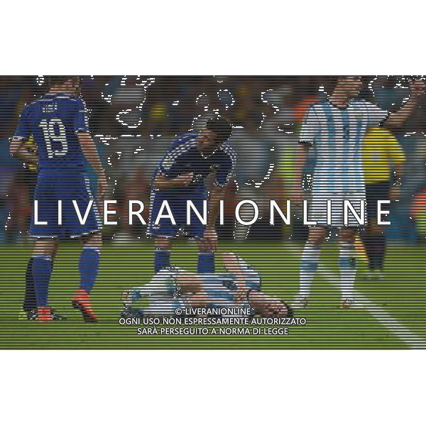 (140615) -- RIO DE JANEIRO, June 15, 2014 () -- Argentina\'s Lionel Messi (down) falls down during a Group F match between Argentina and Bosnia and Herzegovina of 2014 FIFA World Cup at the Estadio de Maracana Stadium in Rio de Janeiro, Brazil, June 15, 2014. Argentina won 2-1 over Argentina and Bosnia on Sunday.(/Wang Yuguo)(pcy) ©photoshot/Agenzia Aldo Liverani sas - ITALY ONLY - Argentina - Bosnia Erzegovina partita del Gruppo F Coppa del Mondo 2014 FIFA World Cup allo Stadio Maracana\' Stadium di Rio de Janeiro, in Brasile, 15 giugno 2014