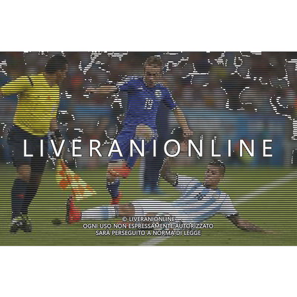 (140615) -- RIO DE JANEIRO, June 15, 2014 () -- Argentina\'s Marcos Rojo slide tackles the ball controlled by Bosnia and Herzegovina\'s Edin Visca during a Group F match between Argentina and Bosnia and Herzegovina of 2014 FIFA World Cup at the Estadio de Maracana Stadium in Rio de Janeiro, Brazil, June 15, 2014. (/Wang Lili) ©photoshot/Agenzia Aldo Liverani sas - ITALY ONLY - Argentina - Bosnia Erzegovina partita del Gruppo F Coppa del Mondo 2014 FIFA World Cup allo Stadio Maracana\' Stadium di Rio de Janeiro, in Brasile, 15 giugno 2014