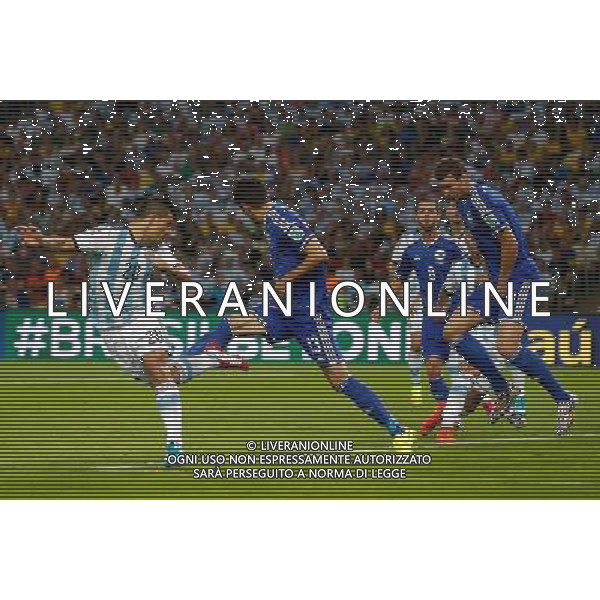 (140615) -- RIO DE JANEIRO, June 15, 2014 () -- Argentina\'s Sergio Aguero (1st L) passes the ball during a Group F match between Argentina and Bosnia and Herzegovina of 2014 FIFA World Cup at the Estadio de Maracana Stadium in Rio de Janeiro, Brazil, June 15, 2014. (/Wang Lili)(pcy) ©photoshot/Agenzia Aldo Liverani sas - ITALY ONLY - Argentina - Bosnia Erzegovina partita del Gruppo F Coppa del Mondo 2014 FIFA World Cup allo Stadio Maracana\' Stadium di Rio de Janeiro, in Brasile, 15 giugno 2014