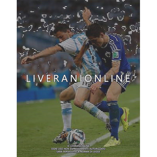 (140615) -- RIO DE JANEIRO, June 15, 2014 () -- Argentina\'s Maxi Rodriguez (L) vies with Bosnia and Herzegovina\'s Muhamed Besic during a Group F match between Argentina and Bosnia and Herzegovina of 2014 FIFA World Cup at the Estadio de Maracana Stadium in Rio de Janeiro, Brazil, June 15, 2014. (/Wang Lili)(pcy) ©photoshot/Agenzia Aldo Liverani sas - ITALY ONLY - Argentina - Bosnia Erzegovina partita del Gruppo F Coppa del Mondo 2014 FIFA World Cup allo Stadio Maracana\' Stadium di Rio de Janeiro, in Brasile, 15 giugno 2014