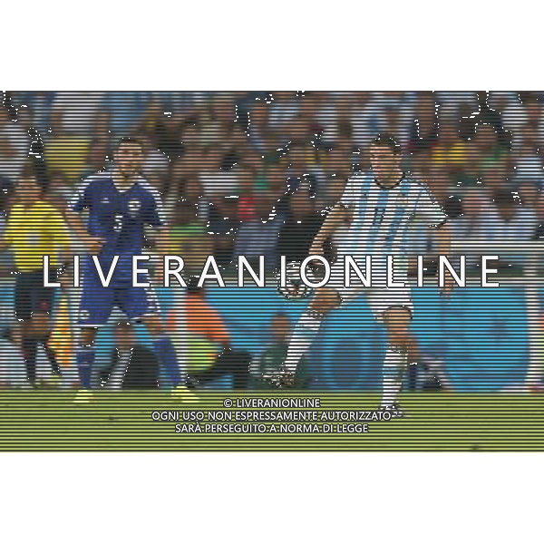 (140615) -- RIO DE JANEIRO, June 15, 2014 () -- Argentina\'s Maxi Rodriguez (R) controls the ball during a Group F match between Argentina and Bosnia and Herzegovina of 2014 FIFA World Cup at the Estadio de Maracana Stadium in Rio de Janeiro, Brazil, June 15, 2014. (/Xu Zijian)(pcy) ©photoshot/Agenzia Aldo Liverani sas - ITALY ONLY - Argentina - Bosnia Erzegovina partita del Gruppo F Coppa del Mondo 2014 FIFA World Cup allo Stadio Maracana\' Stadium di Rio de Janeiro, in Brasile, 15 giugno 2014