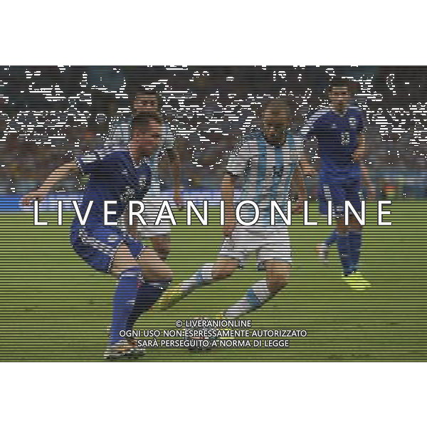 (140615) -- RIO DE JANEIRO, June 15, 2014 () -- Argentina\'s Javier Mascheran (R, front) vies with Bosnia and Herzegovina\'s Izet Hajrovic (L, front) during a Group F match between Argentina and Bosnia and Herzegovina of 2014 FIFA World Cup at the Estadio de Maracana Stadium in Rio de Janeiro, Brazil, June 15, 2014. (/Xu Zijian)(pcy) ©photoshot/Agenzia Aldo Liverani sas - ITALY ONLY - Argentina - Bosnia Erzegovina partita del Gruppo F Coppa del Mondo 2014 FIFA World Cup allo Stadio Maracana\' Stadium di Rio de Janeiro, in Brasile, 15 giugno 2014