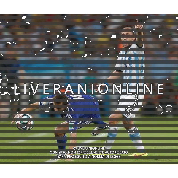 (140615) -- RIO DE JANEIRO, June 15, 2014 () -- Argentina\'s Pablo Zabaleta reacts as Bosnia and Herzegovina\'s Senad Lulic kicks the ball out of the field line during a Group F match between Argentina and Bosnia and Herzegovina of 2014 FIFA World Cup at the Estadio de Maracana Stadium in Rio de Janeiro, Brazil, June 15, 2014. (/Wang Lili) ©photoshot/Agenzia Aldo Liverani sas - ITALY ONLY - Argentina - Bosnia Erzegovina partita del Gruppo F Coppa del Mondo 2014 FIFA World Cup allo Stadio Maracana\' Stadium di Rio de Janeiro, in Brasile, 15 giugno 2014