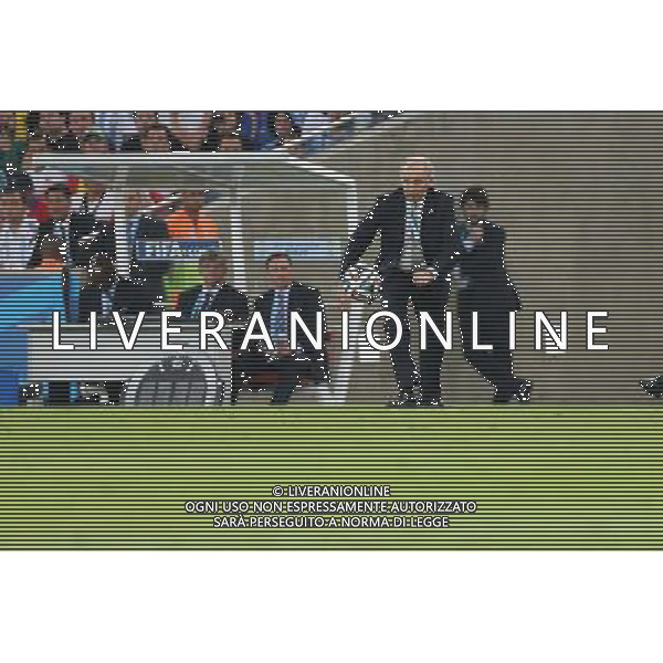 (140615) -- RIO DE JANEIRO, June 15, 2014 () -- Argentina\'s coach Alejandro Sabella attempts to throw the ball back the field during a Group F match between Argentina and Bosnia and Herzegovina of 2014 FIFA World Cup at the Estadio de Maracana Stadium in Rio de Janeiro, Brazil, June 15, 2014. (/Xu Zijian) ©photoshot/Agenzia Aldo Liverani sas - ITALY ONLY - Argentina - Bosnia Erzegovina partita del Gruppo F Coppa del Mondo 2014 FIFA World Cup allo Stadio Maracana\' Stadium di Rio de Janeiro, in Brasile, 15 giugno 2014