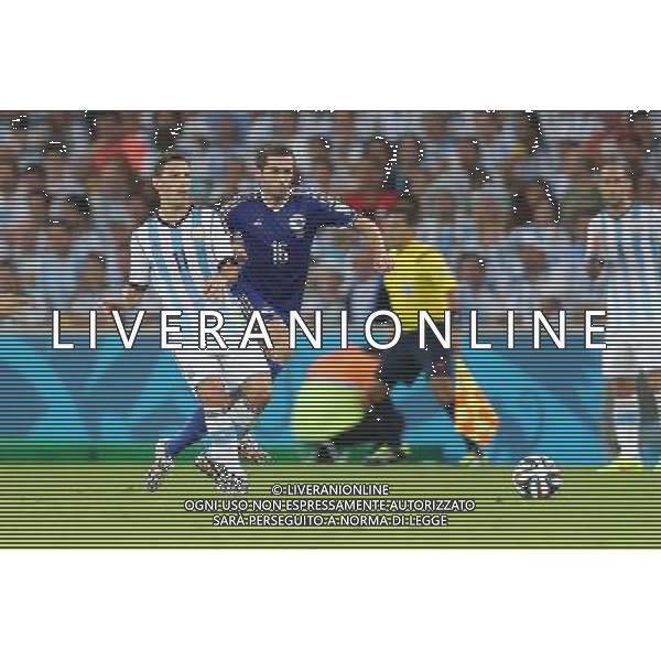 (140615) -- RIO DE JANEIRO, June 15, 2014 () -- Argentina\'s Maxi Rodriguez vies with Bosnia and Herzegovina\'s Senad Lulic during a Group F match between Argentina and Bosnia and Herzegovina of 2014 FIFA World Cup at the Estadio de Maracana Stadium in Rio de Janeiro, Brazil, June 15, 2014. (/Xu Zijian) ©photoshot/Agenzia Aldo Liverani sas - ITALY ONLY - Argentina - Bosnia Erzegovina partita del Gruppo F Coppa del Mondo 2014 FIFA World Cup allo Stadio Maracana\' Stadium di Rio de Janeiro, in Brasile, 15 giugno 2014