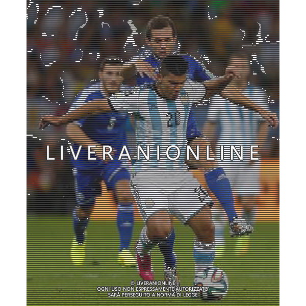 (140615) -- RIO DE JANEIRO, June 15, 2014 () -- Argentina\'s Sergio Aguero controls the ball during a Group F match between Argentina and Bosnia and Herzegovina of 2014 FIFA World Cup at the Estadio de Maracana Stadium in Rio de Janeiro, Brazil, June 15, 2014. (/Wang Lili) ©photoshot/Agenzia Aldo Liverani sas - ITALY ONLY - Argentina - Bosnia Erzegovina partita del Gruppo F Coppa del Mondo 2014 FIFA World Cup allo Stadio Maracana\' Stadium di Rio de Janeiro, in Brasile, 15 giugno 2014