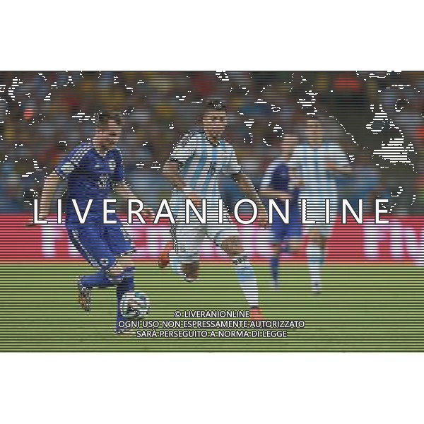 (140615) -- RIO DE JANEIRO, June 15, 2014 () -- Argentina\'s Marcos Rojo vies with Bosnia and Herzegovina\'s Izet Hajrovic during a Group F match between Argentina and Bosnia and Herzegovina of 2014 FIFA World Cup at the Estadio de Maracana Stadium in Rio de Janeiro, Brazil, June 15, 2014. (/Xu Zijian) ©photoshot/Agenzia Aldo Liverani sas - ITALY ONLY - Argentina - Bosnia Erzegovina partita del Gruppo F Coppa del Mondo 2014 FIFA World Cup allo Stadio Maracana\' Stadium di Rio de Janeiro, in Brasile, 15 giugno 2014