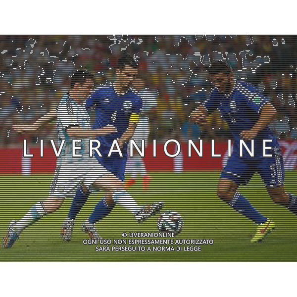 (140615) -- RIO DE JANEIRO, June 15, 2014 () -- Argentina\'s Lionel Messi (L) breaks through during a Group F match between Argentina and Bosnia and Herzegovina of 2014 FIFA World Cup at the Estadio de Maracana Stadium in Rio de Janeiro, Brazil, June 15, 2014. (/Wang Lili)(pcy) ©photoshot/Agenzia Aldo Liverani sas - ITALY ONLY - Argentina - Bosnia Erzegovina partita del Gruppo F Coppa del Mondo 2014 FIFA World Cup allo Stadio Maracana\' Stadium di Rio de Janeiro, in Brasile, 15 giugno 2014