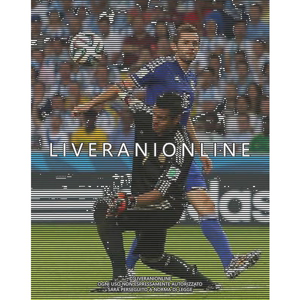 (140615) -- RIO DE JANEIRO, June 15, 2014 () -- Argentina\'s Sergio Romero blocks the ball during a Group F match between Argentina and Bosnia and Herzegovina of 2014 FIFA World Cup at the Estadio de Maracana Stadium in Rio de Janeiro, Brazil, June 15, 2014. (/Xu Zijian) ©photoshot/Agenzia Aldo Liverani sas - ITALY ONLY - Argentina - Bosnia Erzegovina partita del Gruppo F Coppa del Mondo 2014 FIFA World Cup allo Stadio Maracana\' Stadium di Rio de Janeiro, in Brasile, 15 giugno 2014